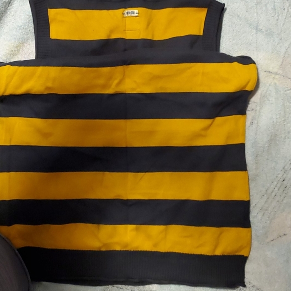 Converse One Star Sleeveless V-neck Sweater - Picture 5 of 5